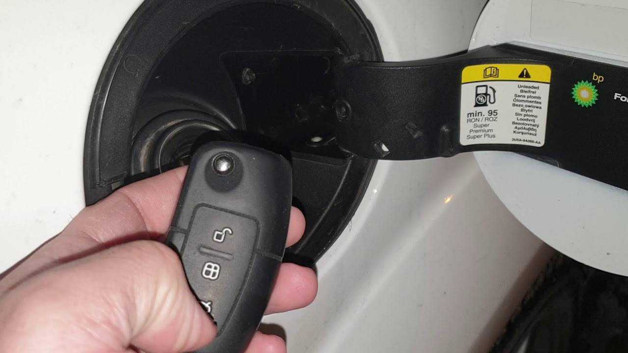 Как открыть заклинивший лючок бензобака форд фокус 2 | ford