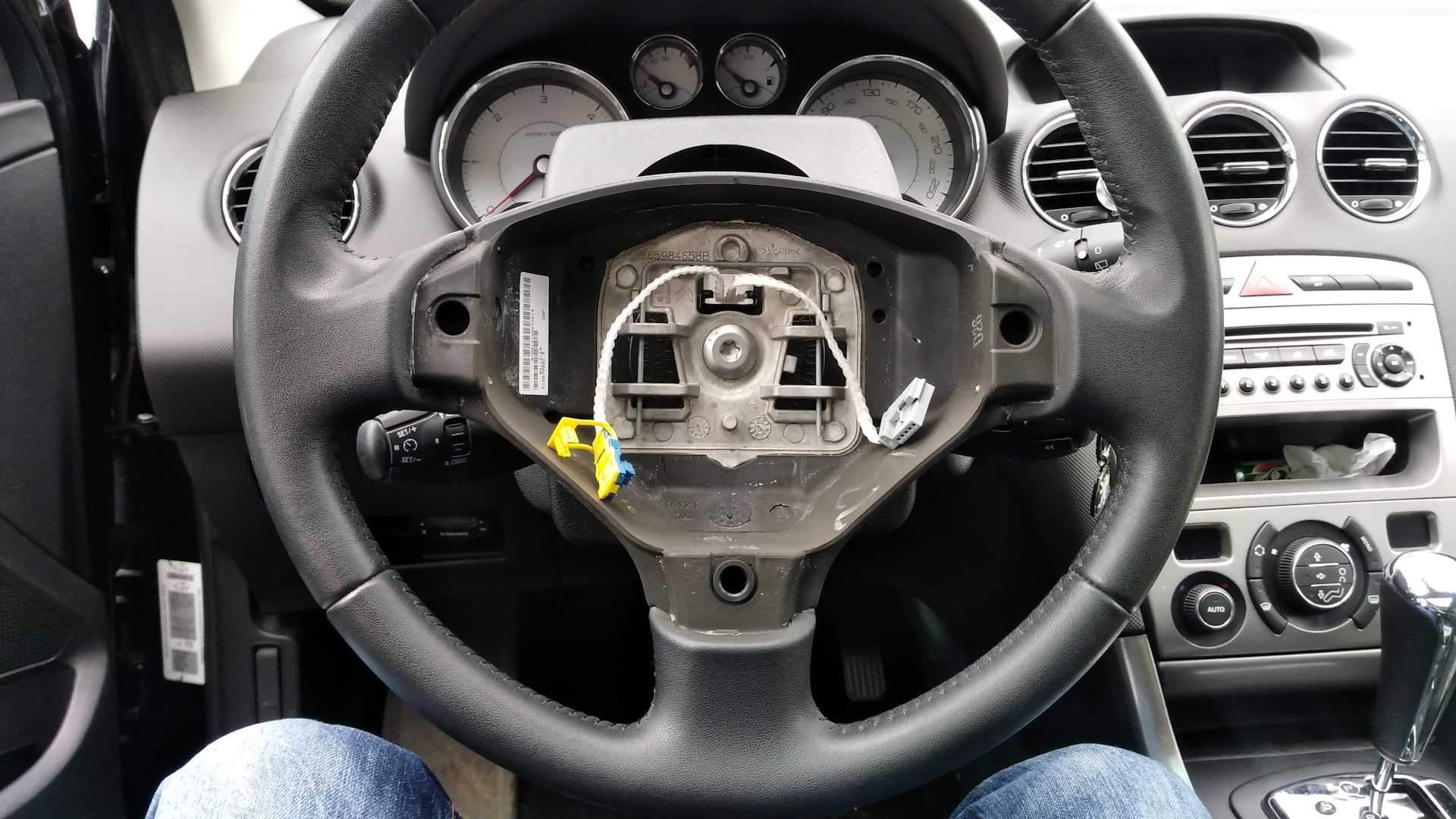 Рулевое колесо моего peugeot boxer 2 заклинило, что мне делать?