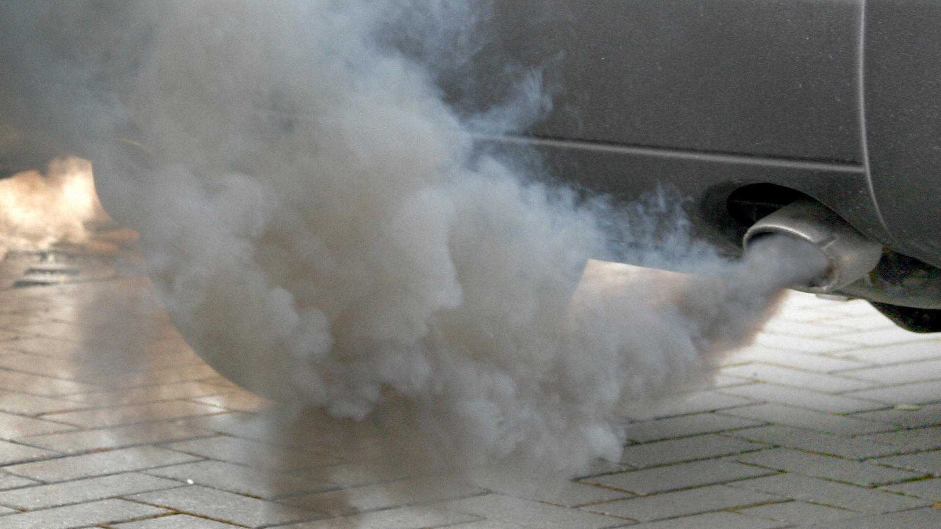 Из выхлопной трубы идет дым