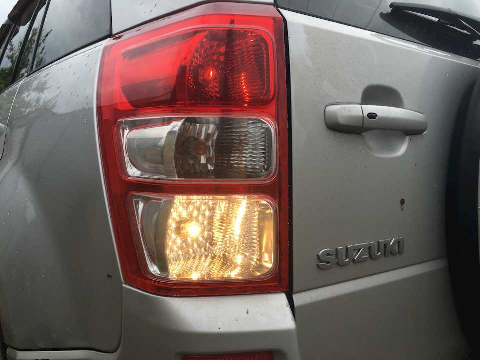 Как поменять лампы в передних и задних габаритах в suzuki grand vitara?