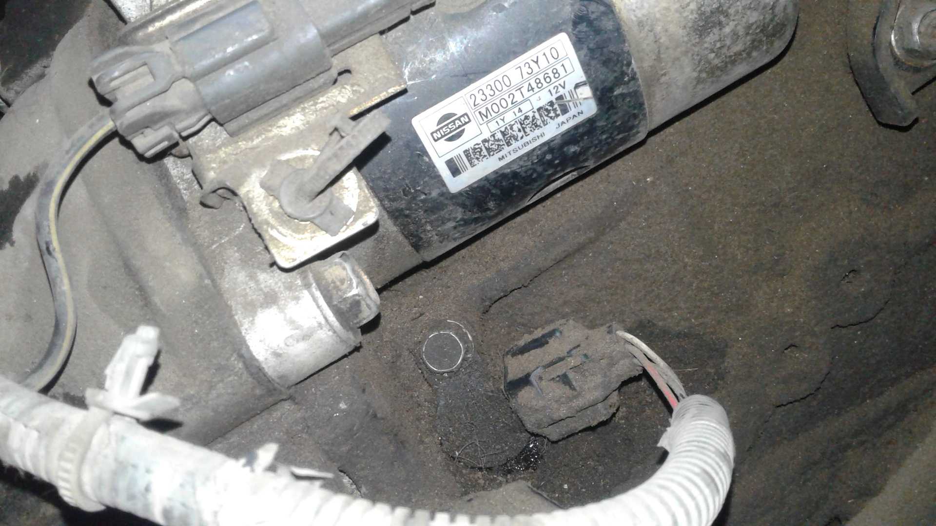 Где находится датчик коленвала на nissan sunny fb15?