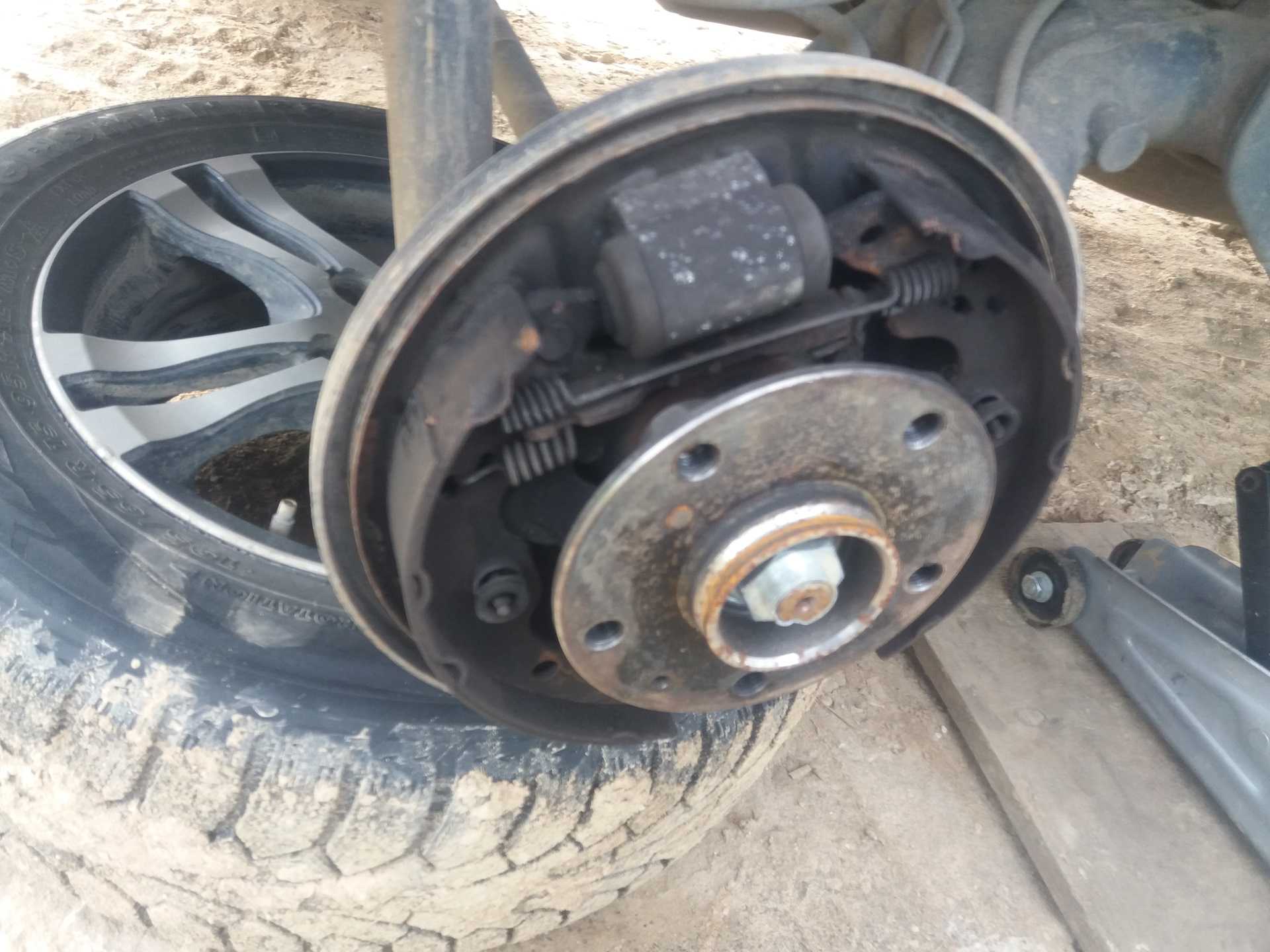 Тормозные колодки на сузуки sx4: выбор и замена